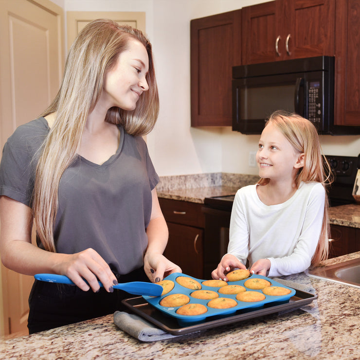 Muffin Pan with Lid and Silicone Grips