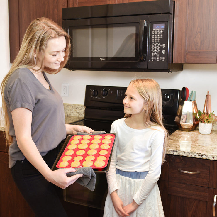 Baking and Beyons Silicone Muffin Pan and Cupcake Mold Set – Red